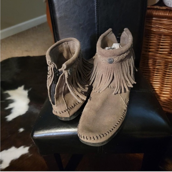 Minnetonka moccasins - suede ankle boots with fringe - women’s size 8 - Picture 4 of 4